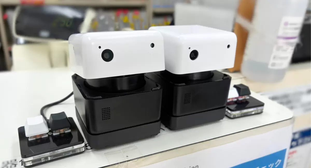 神谷調剤薬局の店頭に設置された「Care Cube」「Care Cubeバイタル」